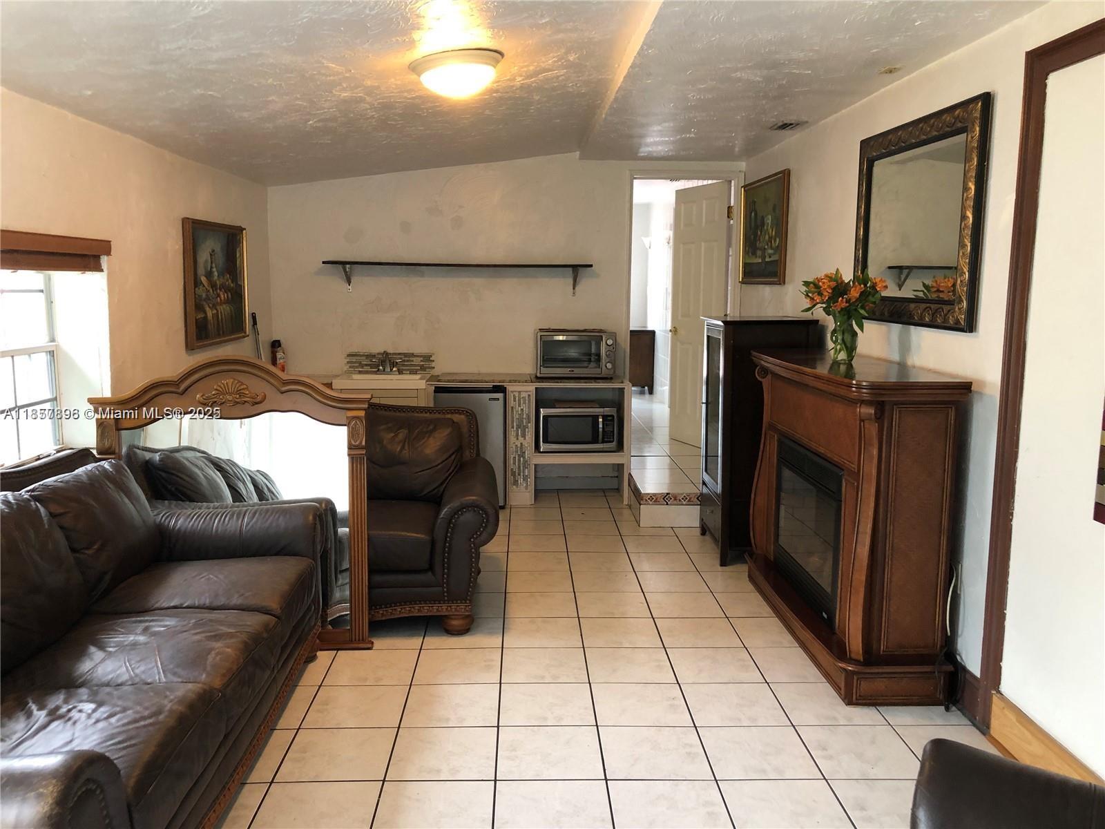 8950 4 / 2 2490 sq. ft. $ 2025-11-06 0 Photo