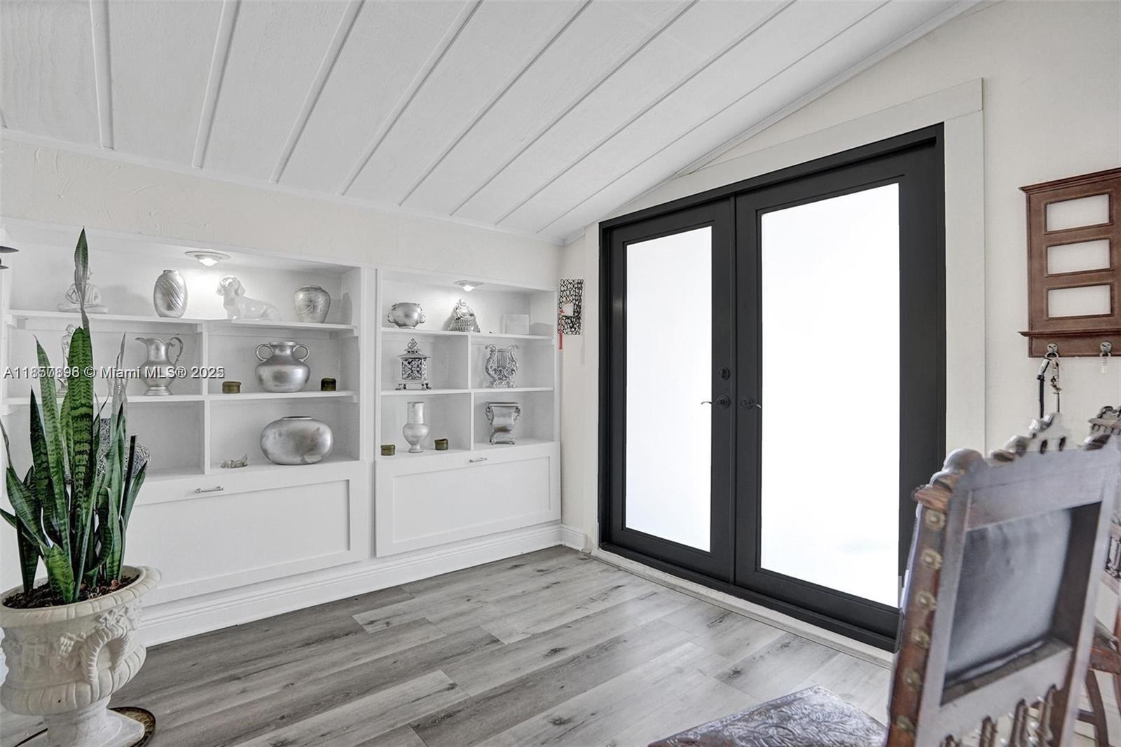 8950 4 / 2 2490 sq. ft. $ 2025-11-06 0 Photo