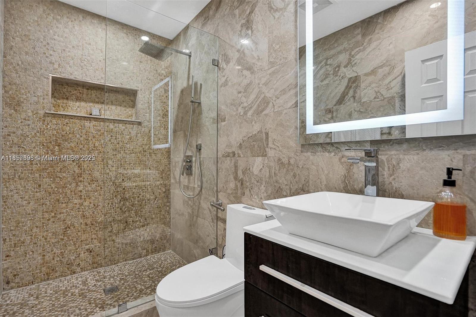 8950 4 / 2 2490 sq. ft. $ 2025-11-06 0 Photo