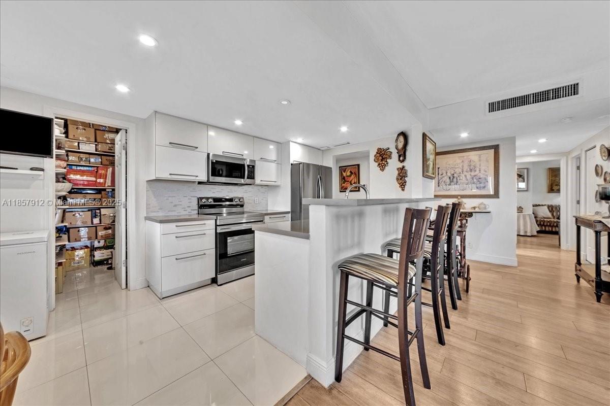 411 2 / 2 1372 sq. ft. $ 2025-08-25 0 Photo