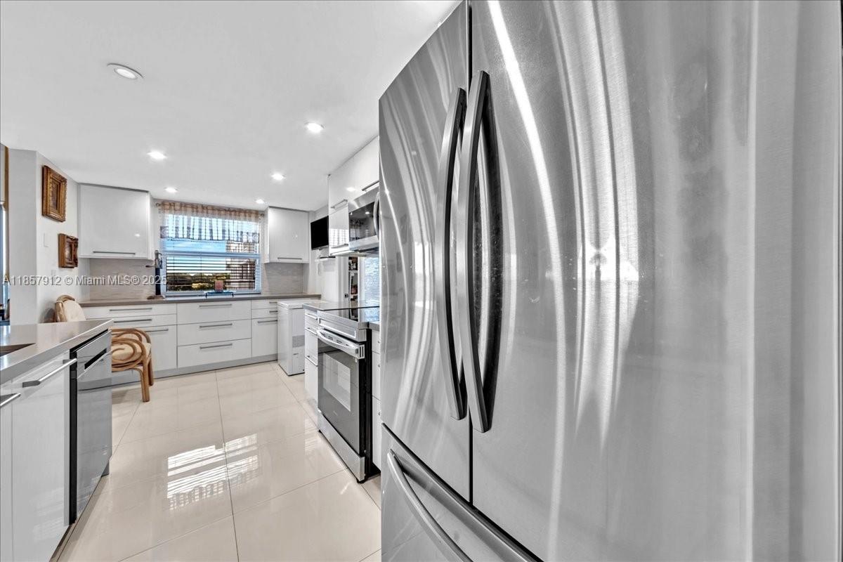 411 2 / 2 1372 sq. ft. $ 2025-08-25 0 Photo