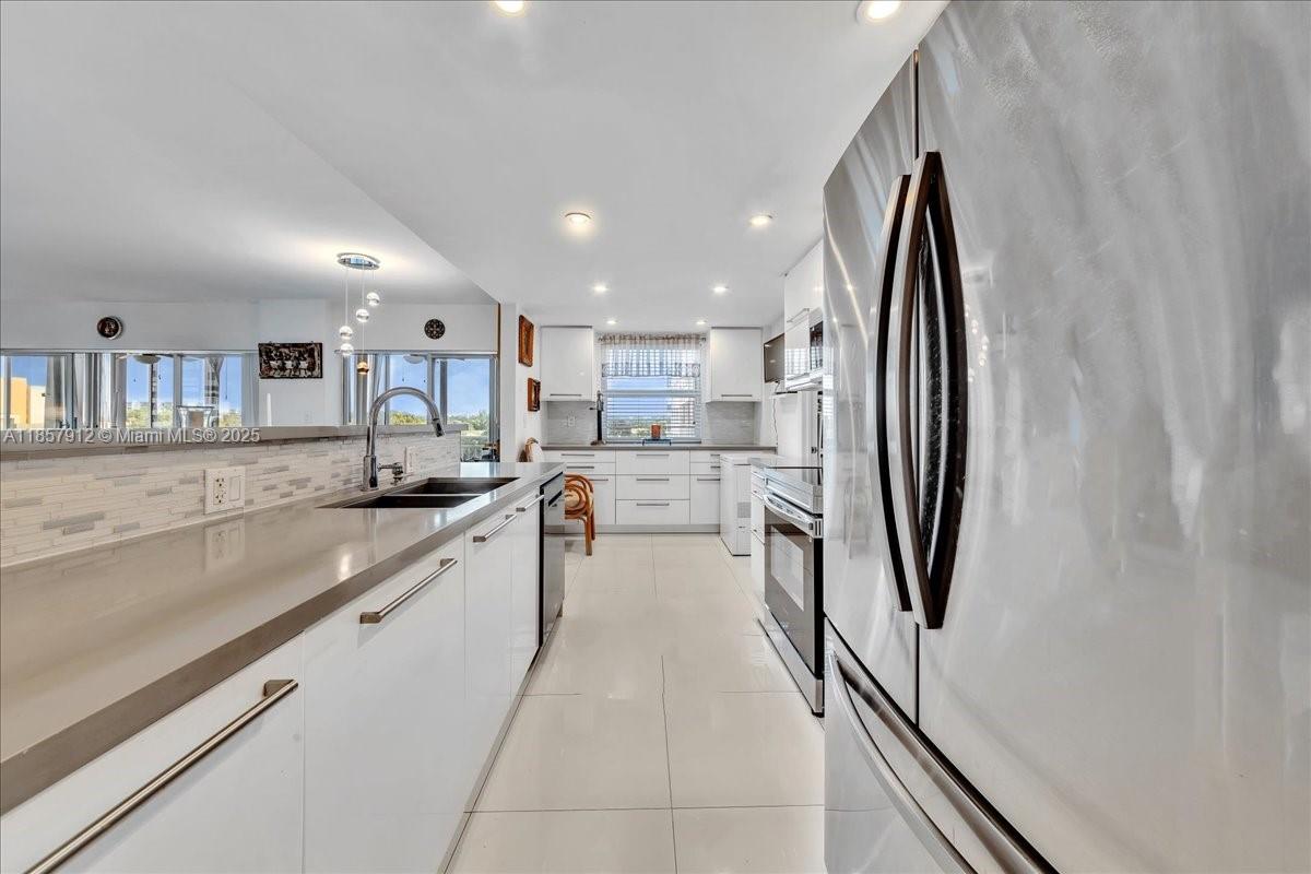 411 2 / 2 1372 sq. ft. $ 2025-08-25 0 Photo