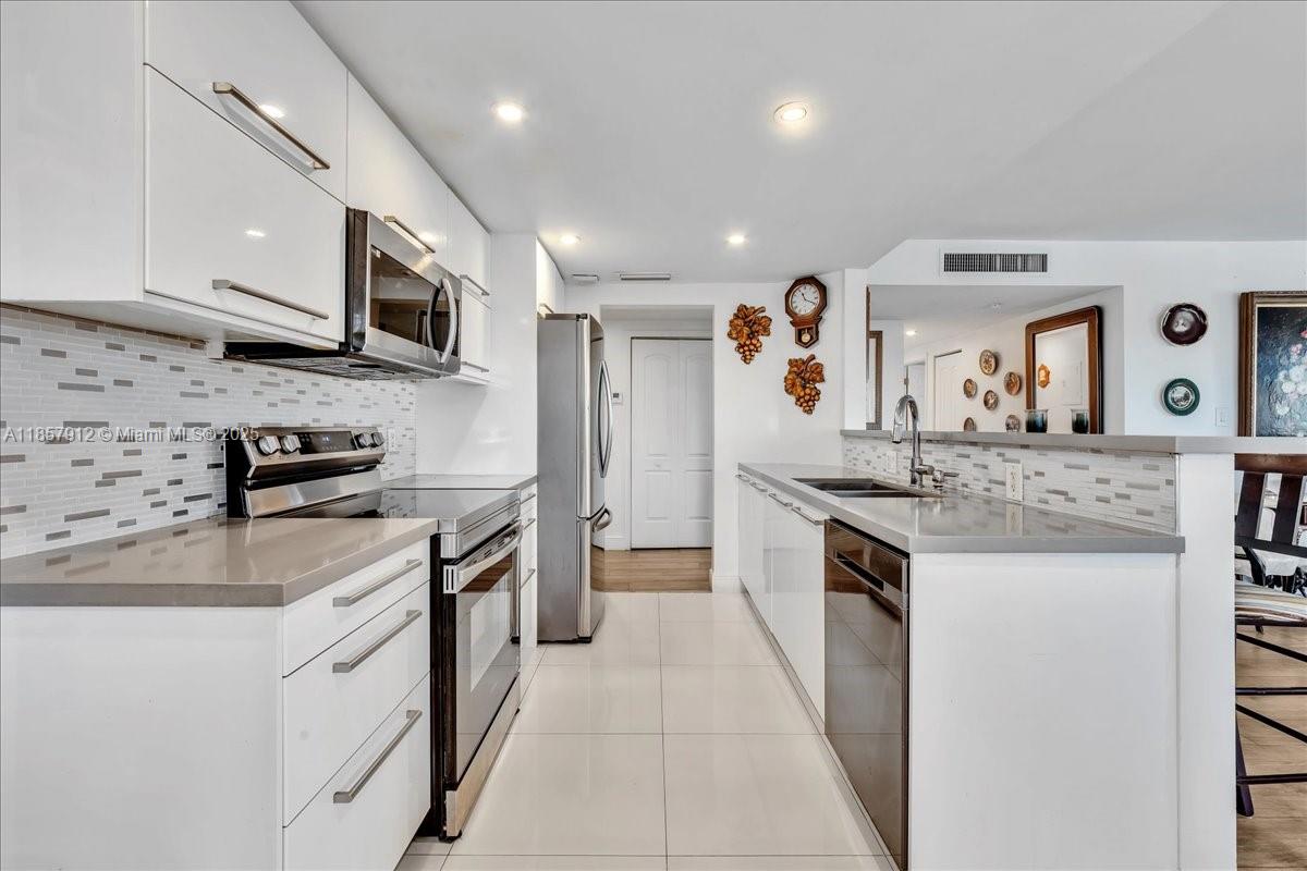 411 2 / 2 1372 sq. ft. $ 2025-08-25 0 Photo