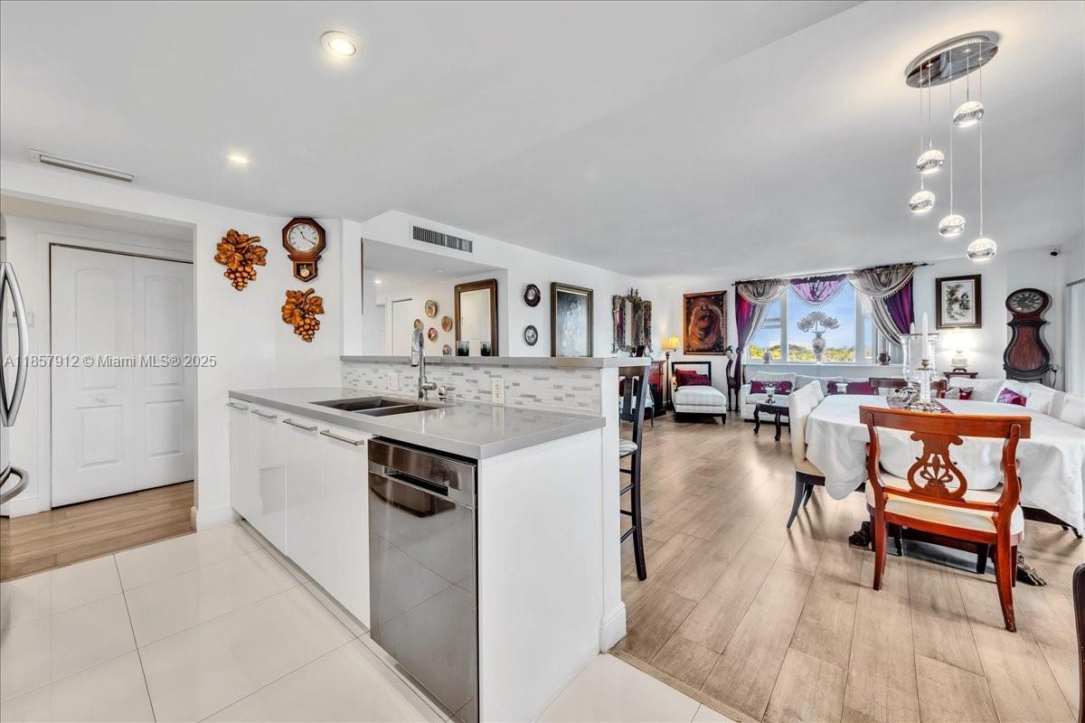 411 2 / 2 1372 sq. ft. $ 2025-08-25 0 Photo