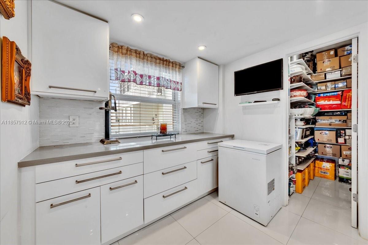 411 2 / 2 1372 sq. ft. $ 2025-08-25 0 Photo