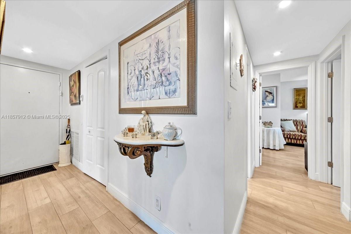 411 2 / 2 1372 sq. ft. $ 2025-08-25 0 Photo