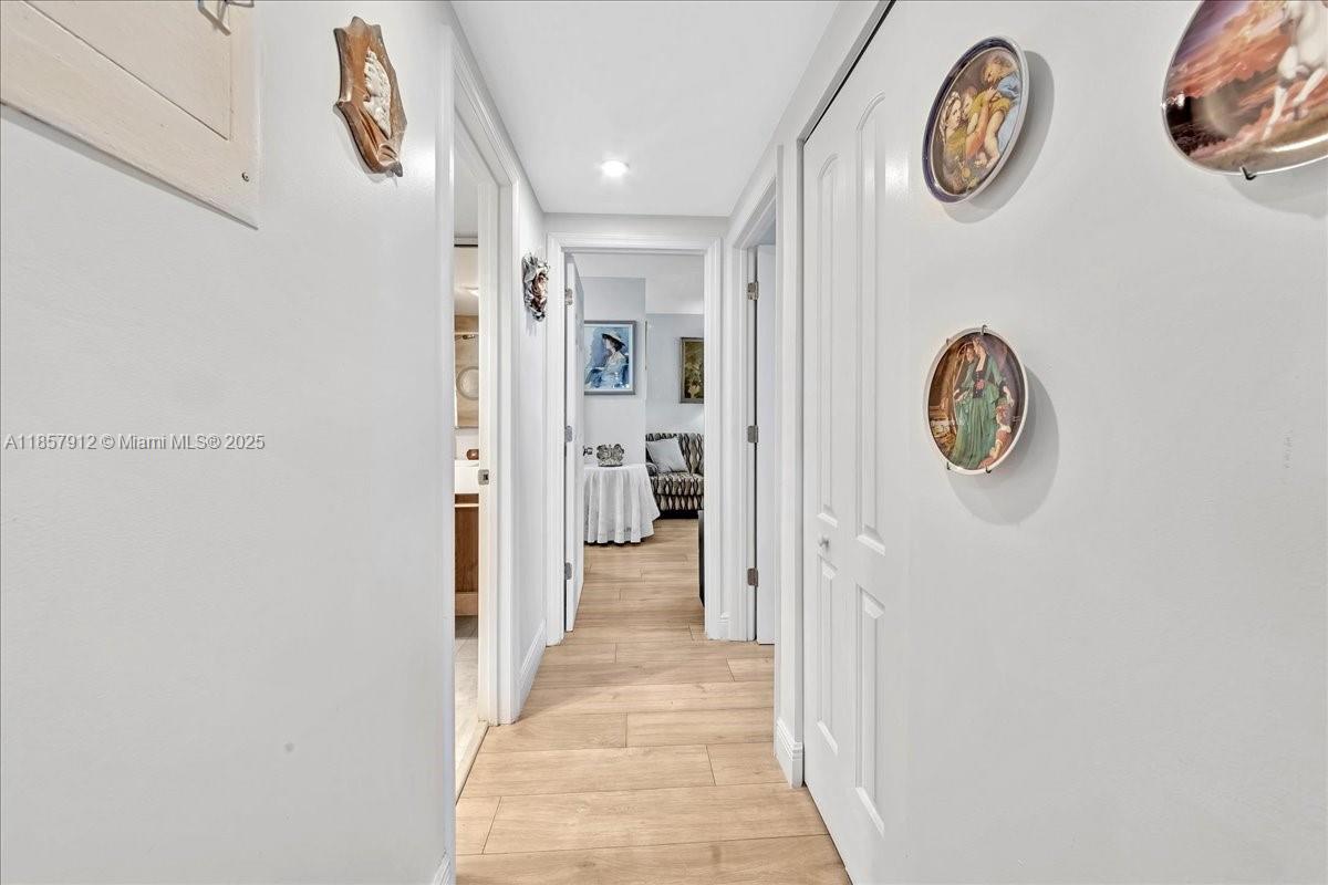 411 2 / 2 1372 sq. ft. $ 2025-08-25 0 Photo