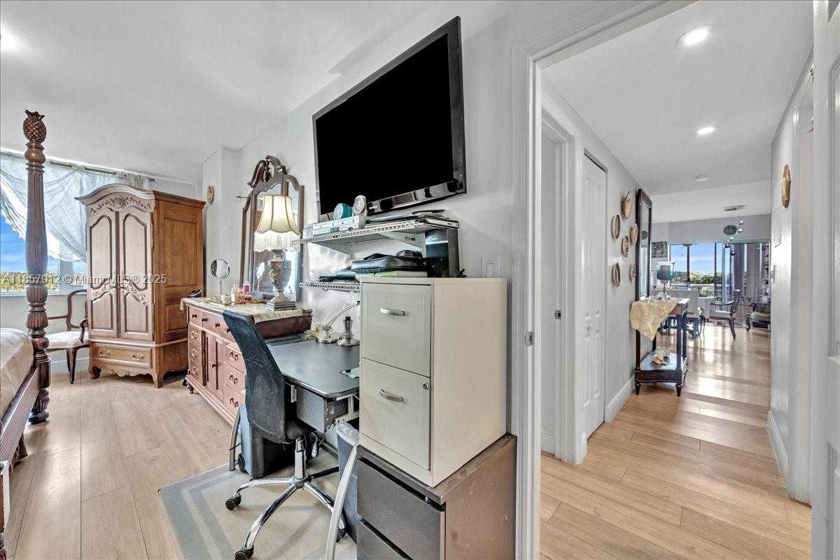 411 2 / 2 1372 sq. ft. $ 2025-08-25 0 Photo