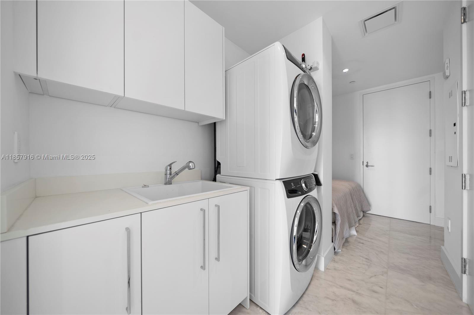 3901 3 / 5 2688 sq. ft. $ 2025-08-13 0 foto