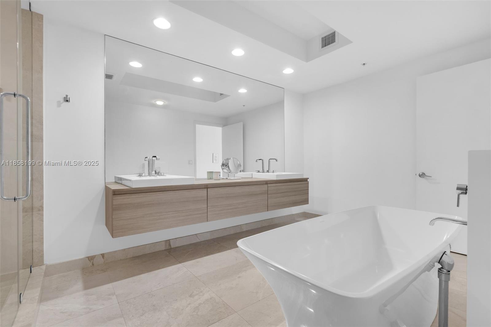 Photo of 17111 BISCAYNE BL  #506-S, North Miami Beach, Florida, 33160 - 