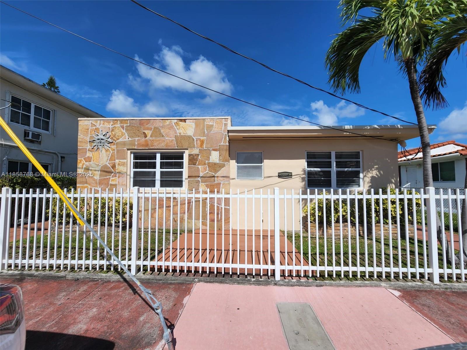 See details / 3425 sq. ft. $ 2025-08-14 0 Photo