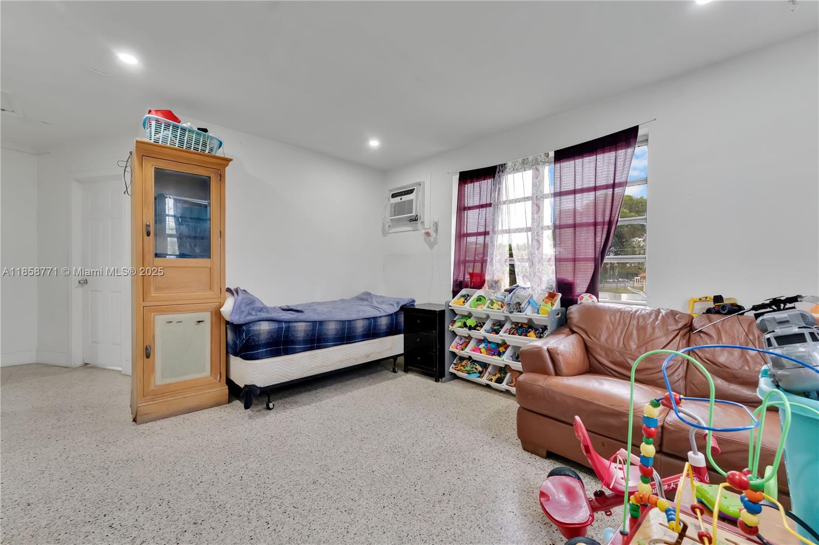See details / 1752 sq. ft. $ 2025-08-14 0 Photo