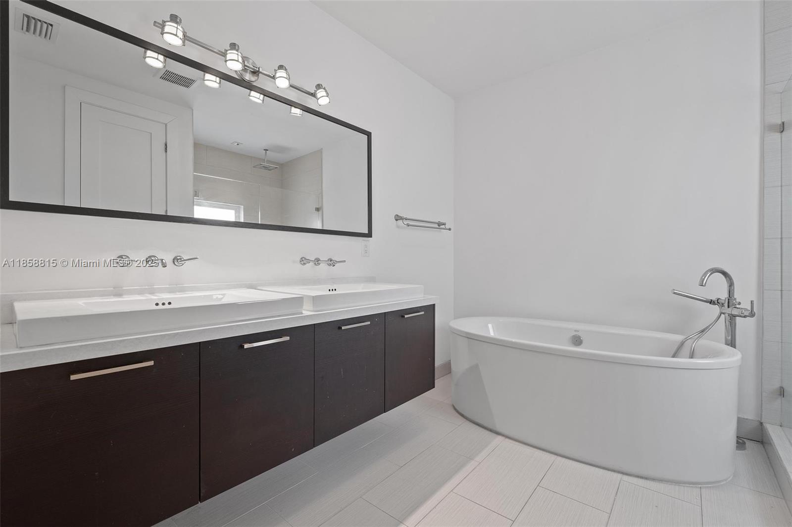 9161 4 / 4 2408 sq. ft. $ 2025-08-14 0 foto