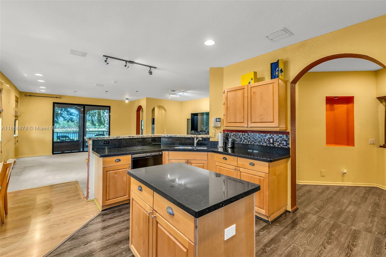 See details 2709 4 / 3 2360 sq. ft. $ 2025-08-14 0 Photo
