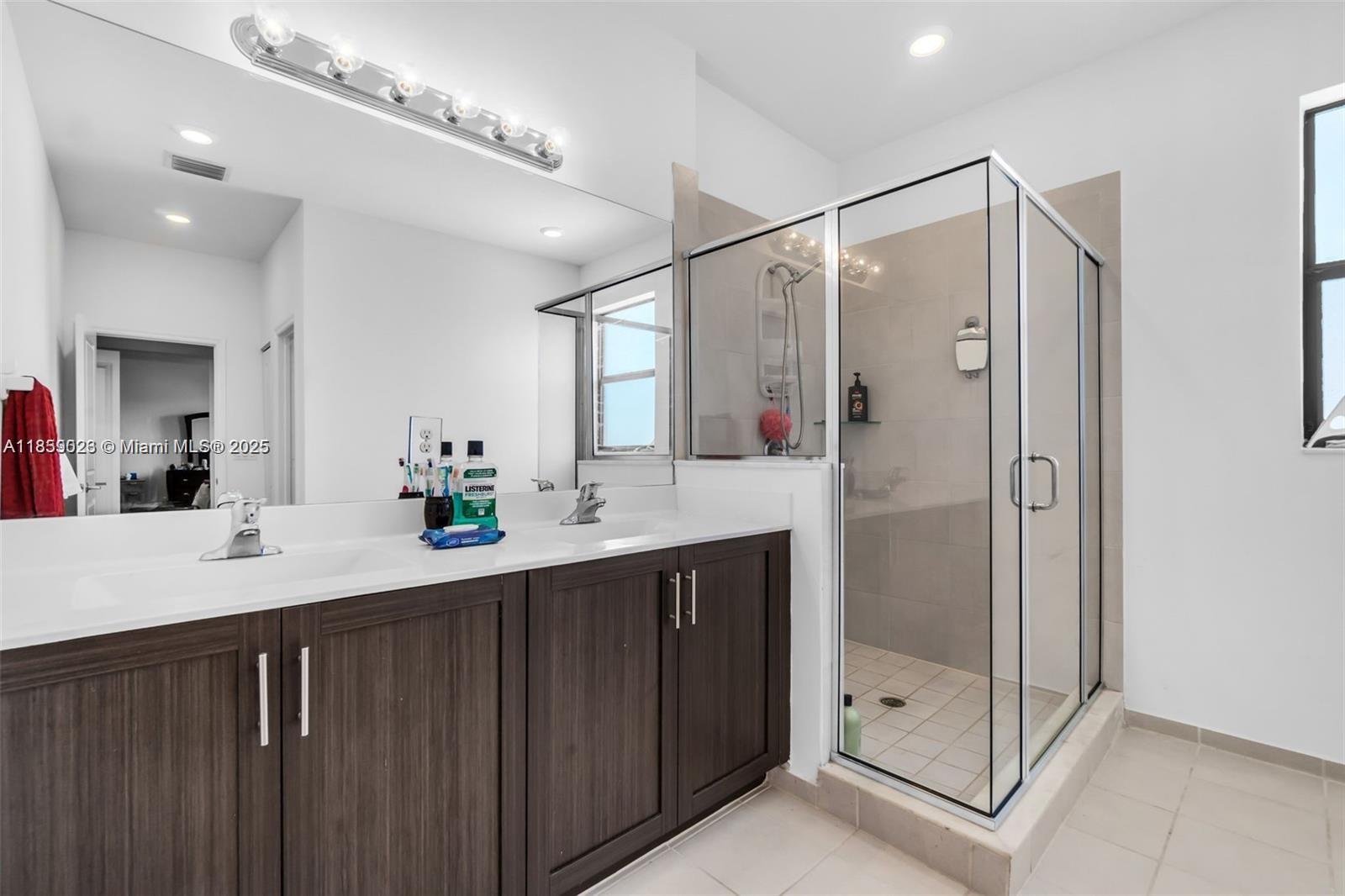 2553 4 / 3 2720 sq. ft. $ 2025-08-14 0 foto