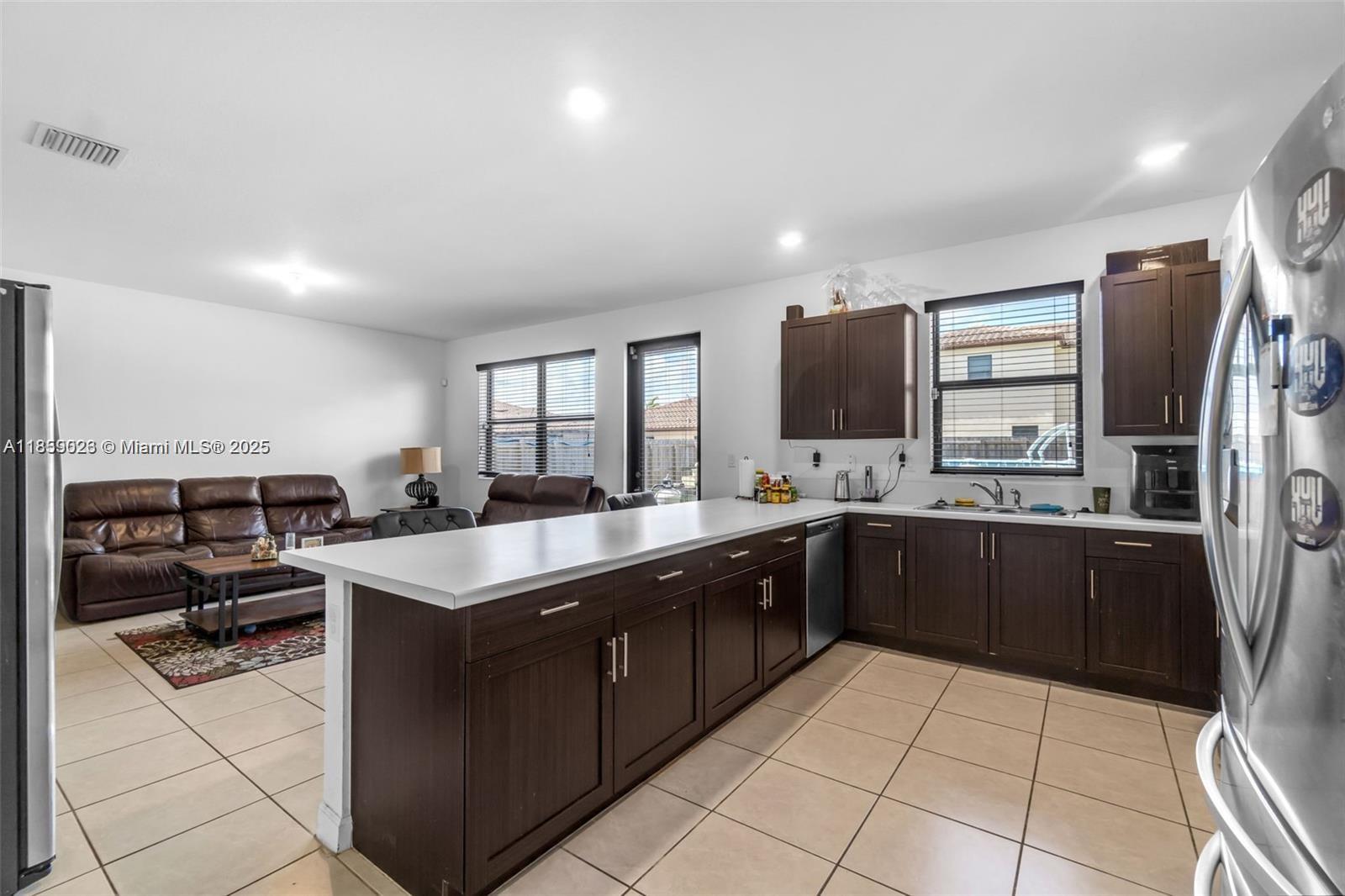 2553 4 / 3 2720 sq. ft. $ 2025-08-14 0 foto