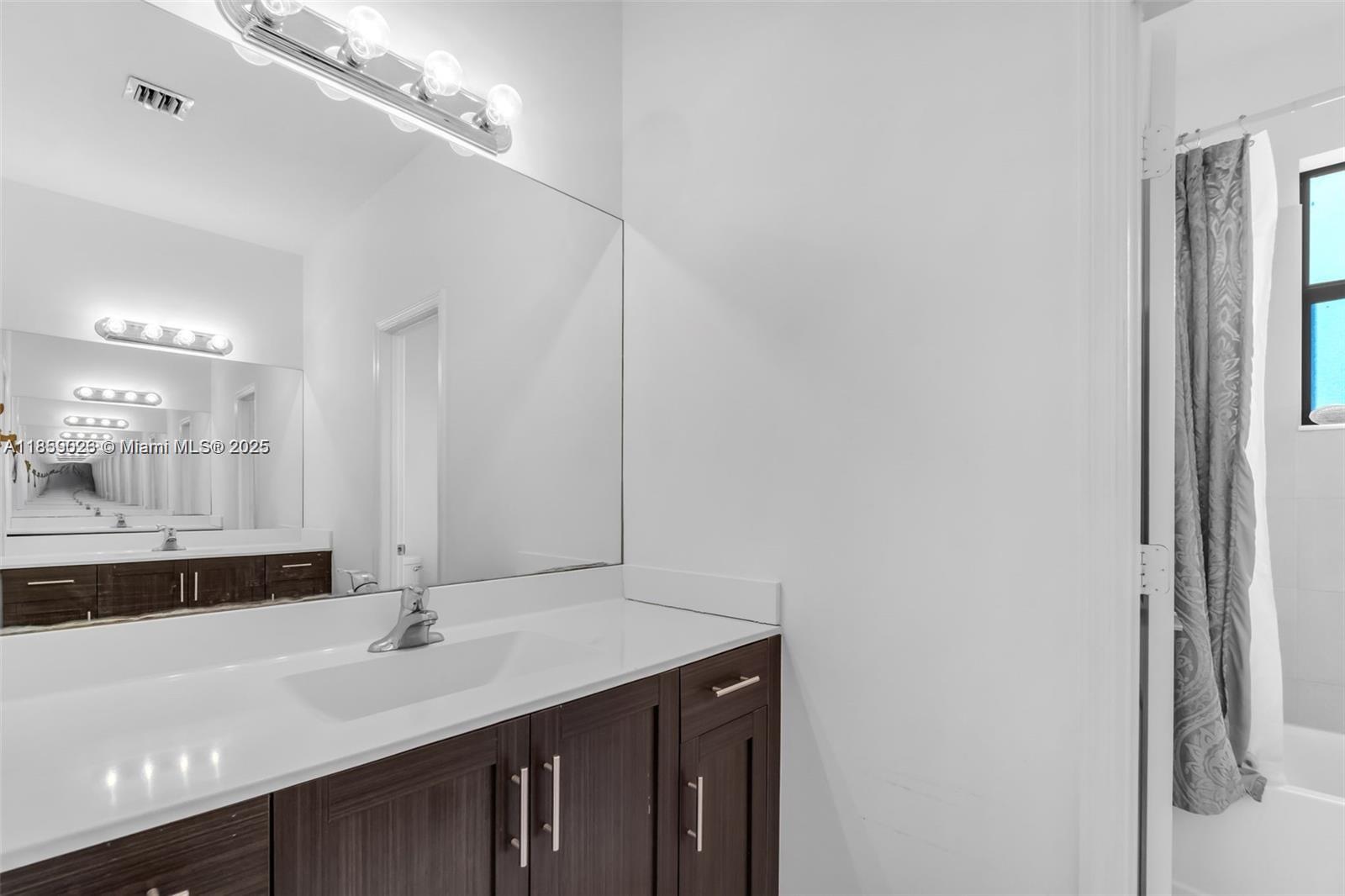 2553 4 / 3 2720 sq. ft. $ 2025-08-14 0 foto