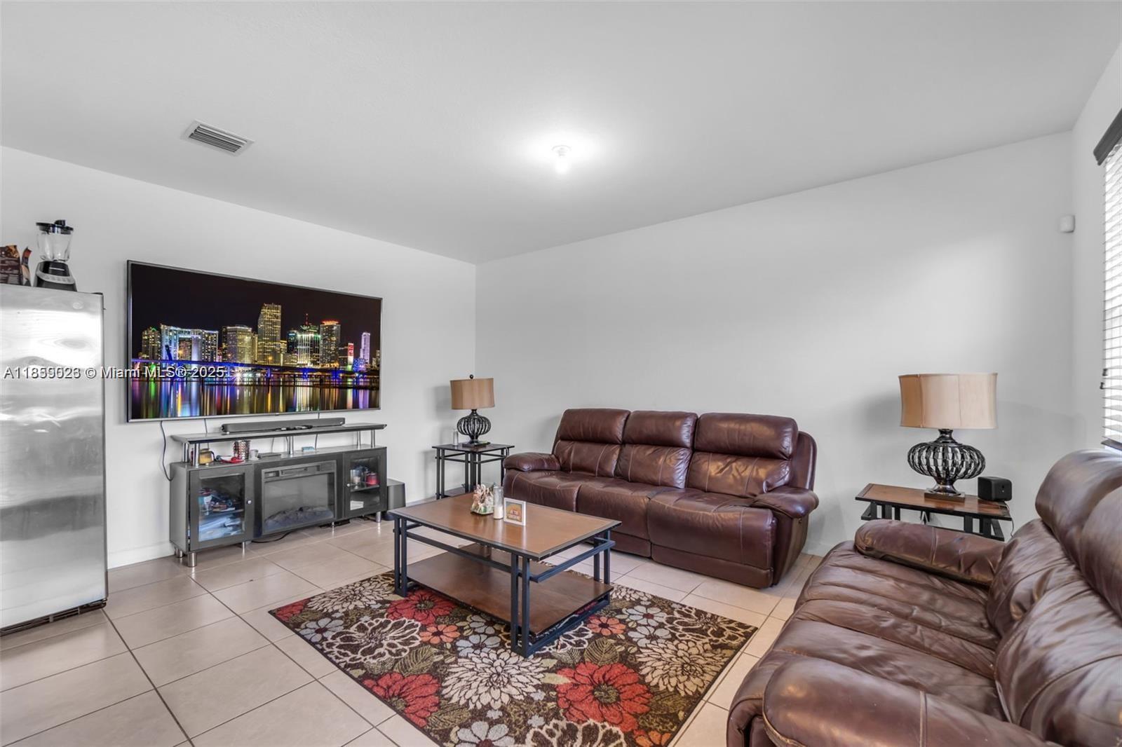 2553 4 / 3 2720 sq. ft. $ 2025-08-14 0 foto