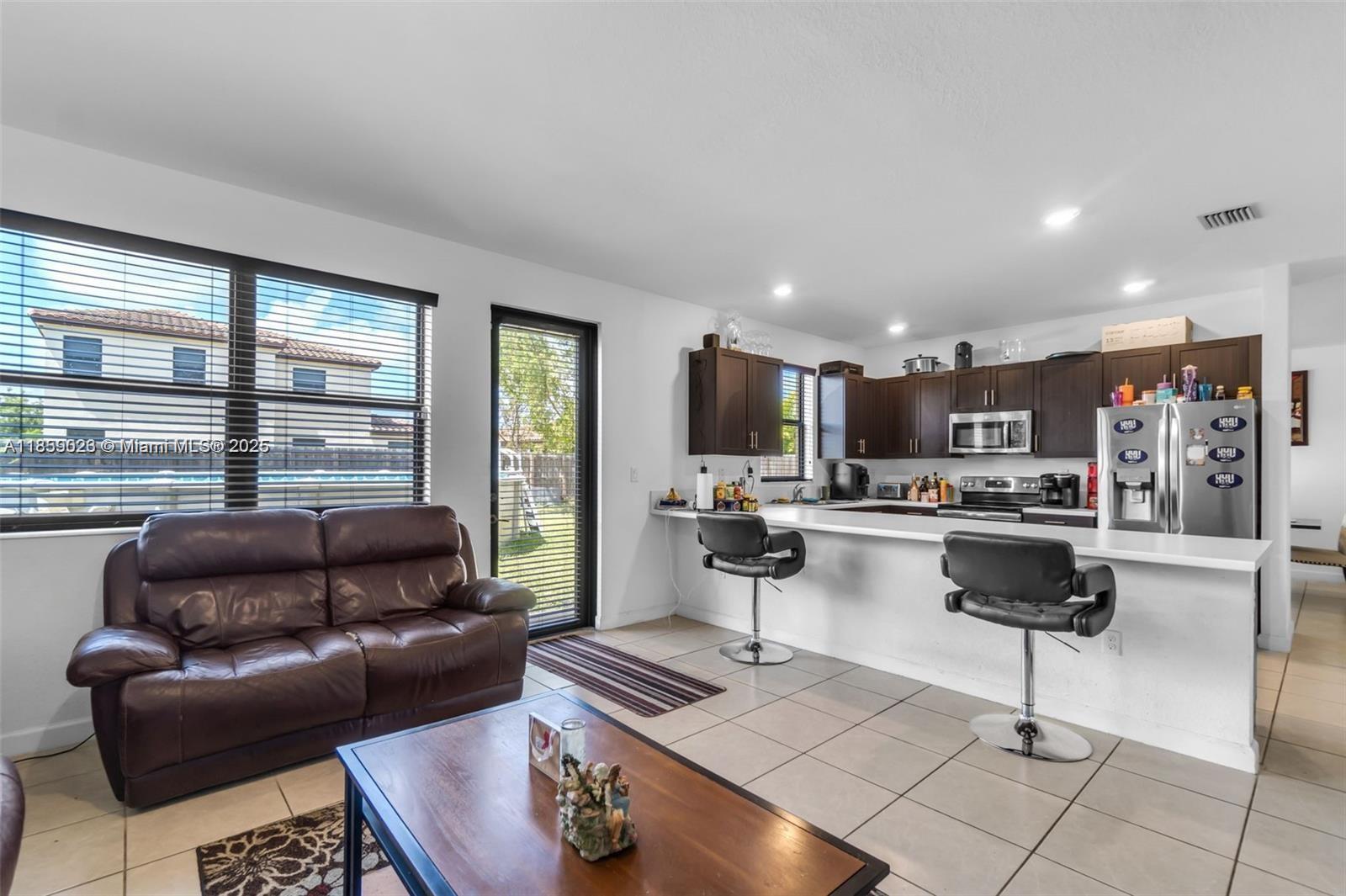 2553 4 / 3 2720 sq. ft. $ 2025-08-14 0 foto
