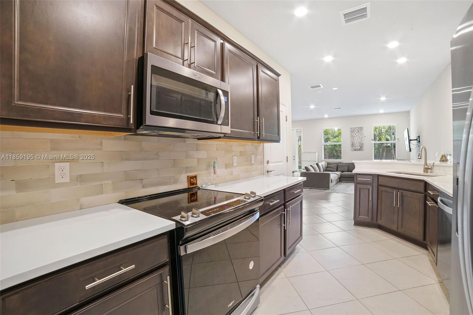 Ver detalles 4154 3 / 3 1421 sq. ft. $ 2025-08-14 0 foto