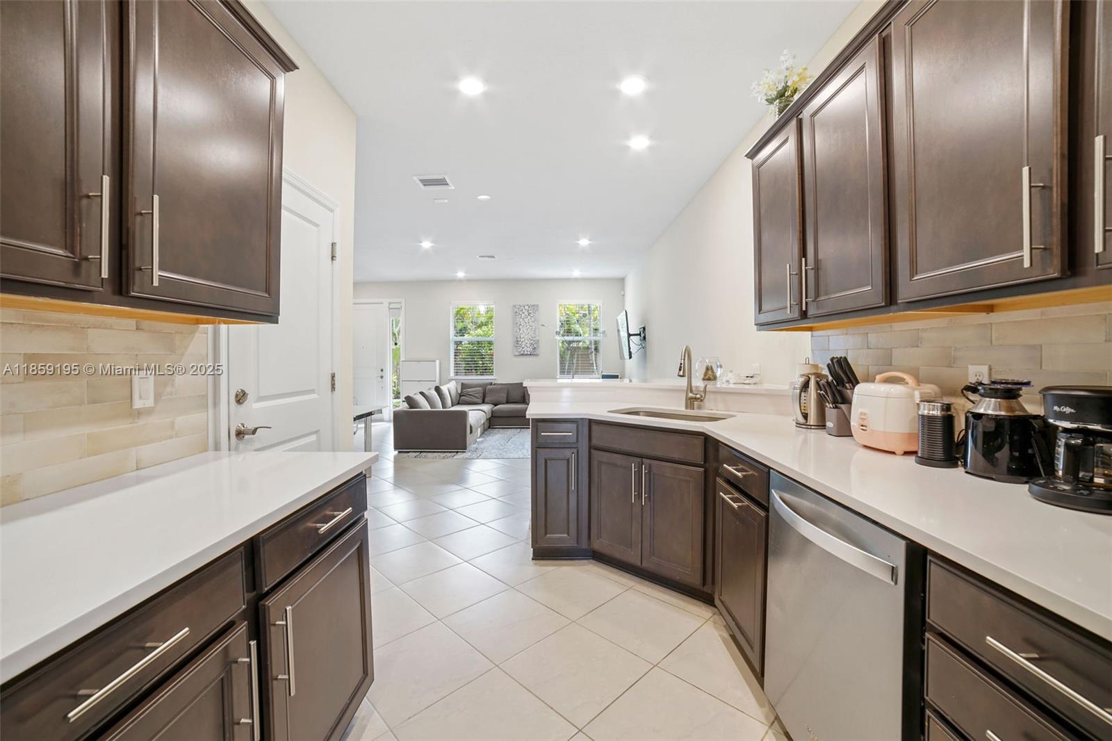Ver detalles 4154 3 / 3 1421 sq. ft. $ 2025-08-14 0 foto