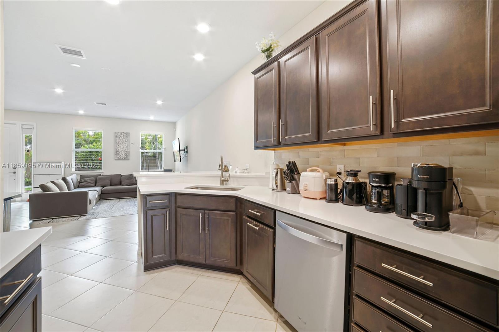 Ver detalles 4154 3 / 3 1421 sq. ft. $ 2025-08-14 0 foto