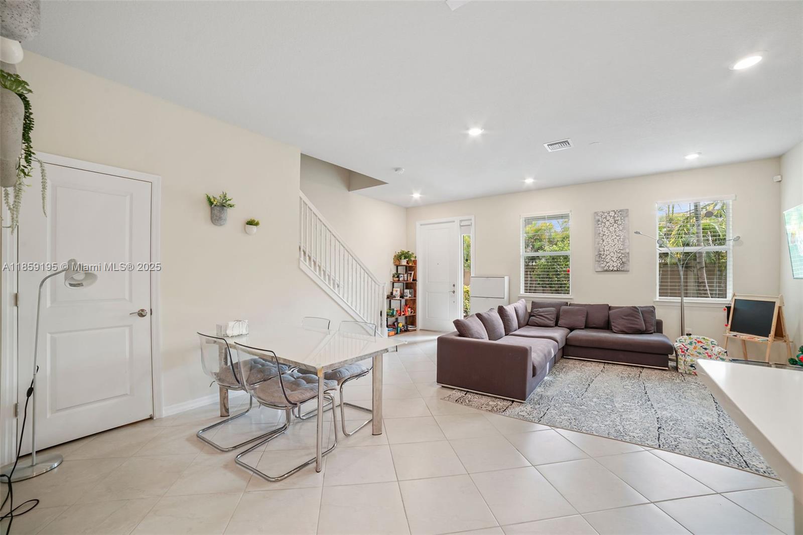 Ver detalles 4154 3 / 3 1421 sq. ft. $ 2025-08-14 0 foto