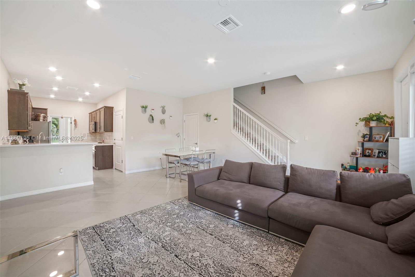 Ver detalles 4154 3 / 3 1421 sq. ft. $ 2025-08-14 0 foto