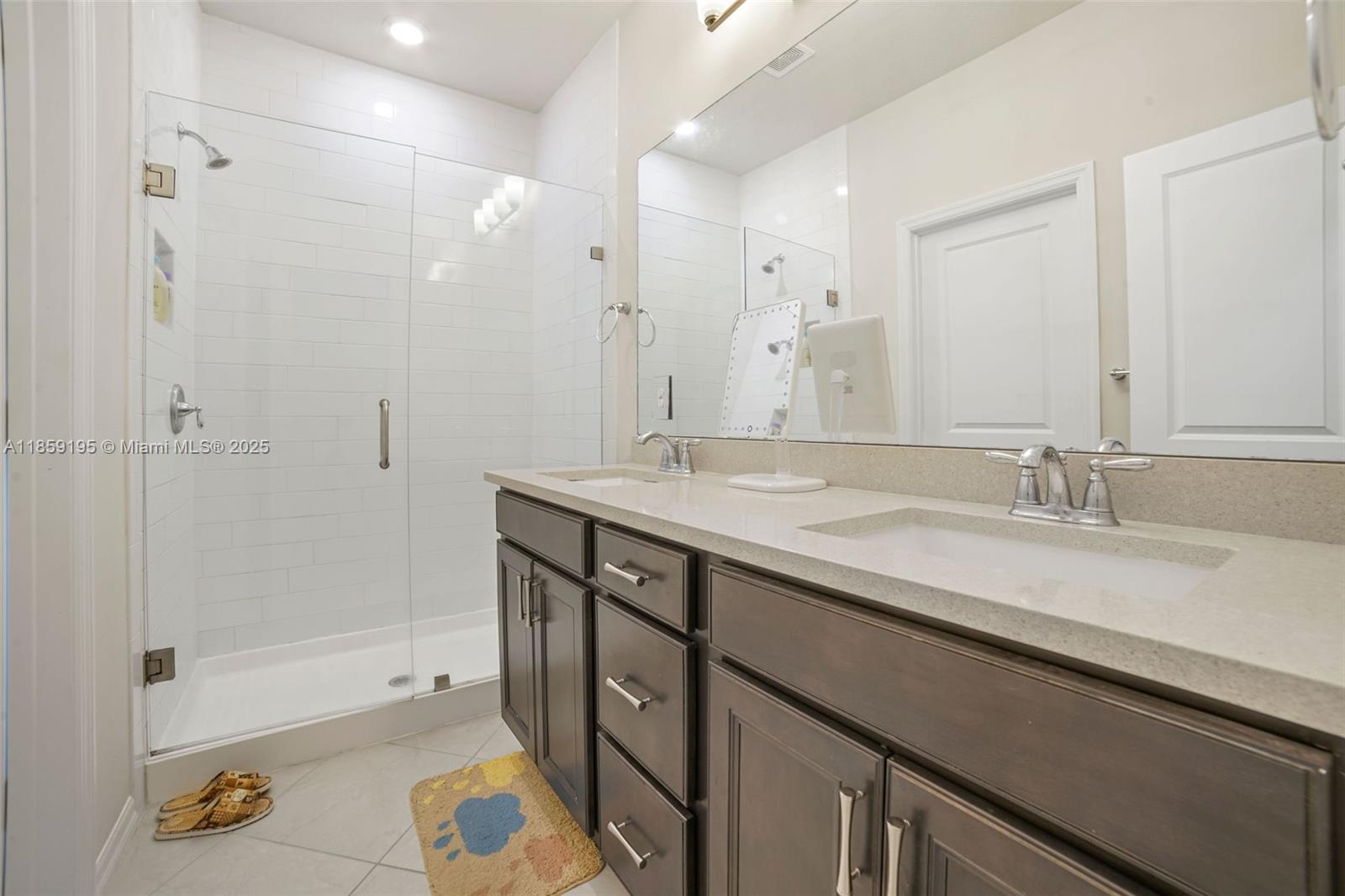 Ver detalles 4154 3 / 3 1421 sq. ft. $ 2025-08-14 0 foto