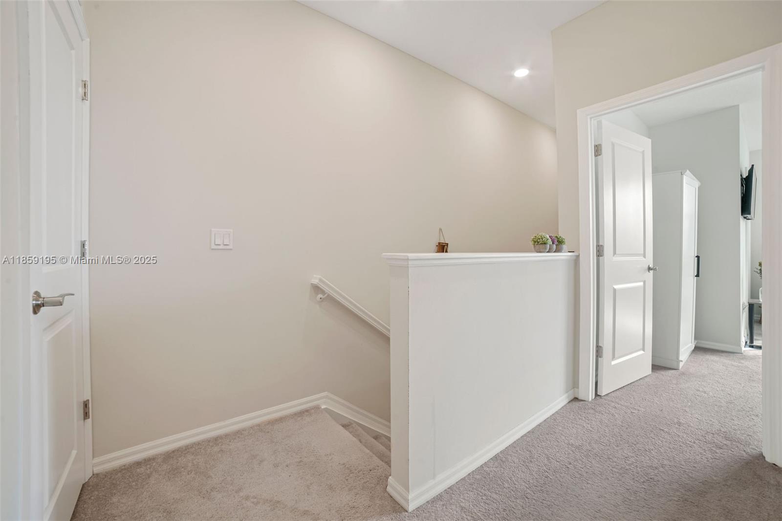Ver detalles 4154 3 / 3 1421 sq. ft. $ 2025-08-14 0 foto