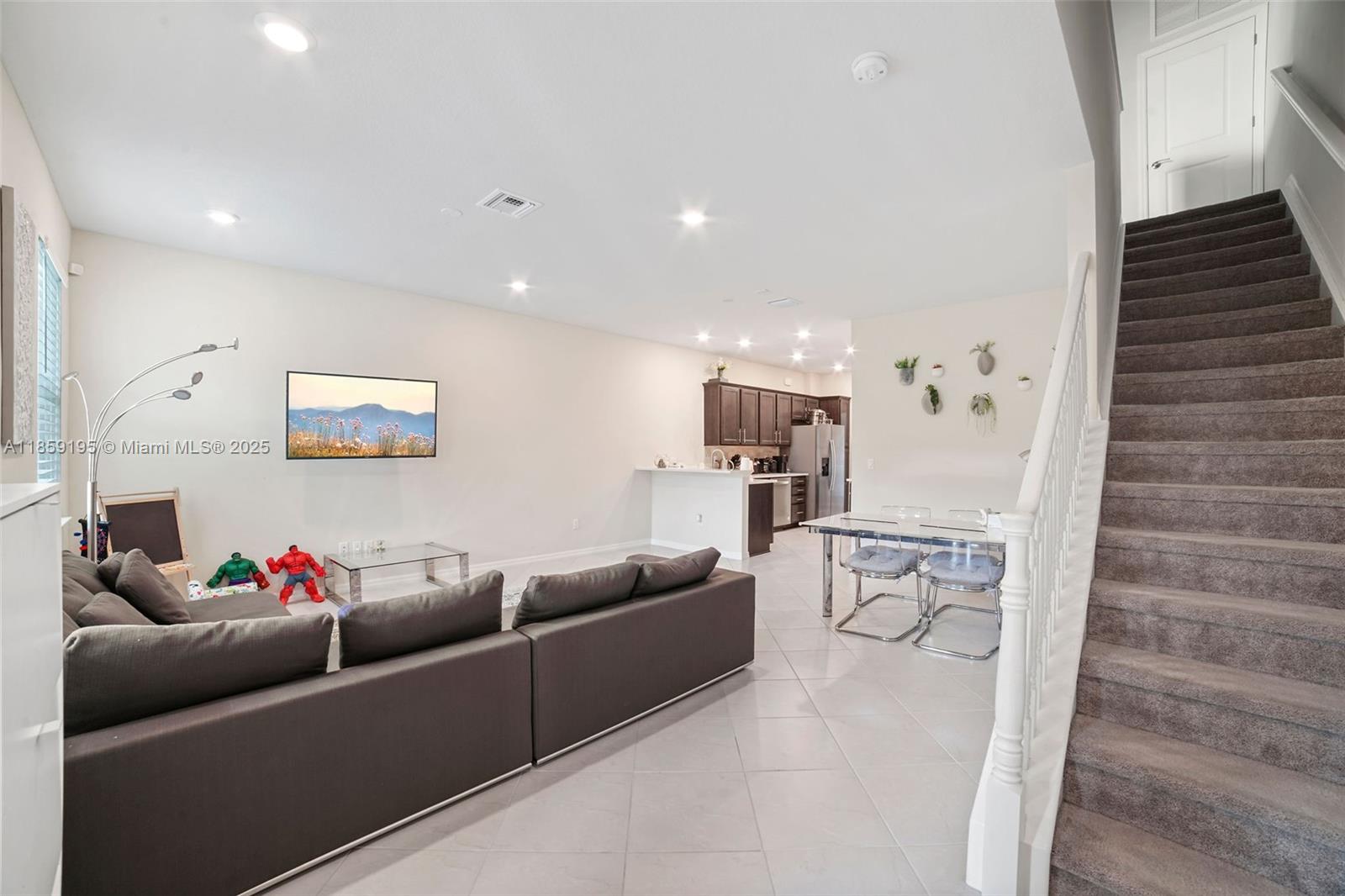 Ver detalles 4154 3 / 3 1421 sq. ft. $ 2025-08-14 0 foto