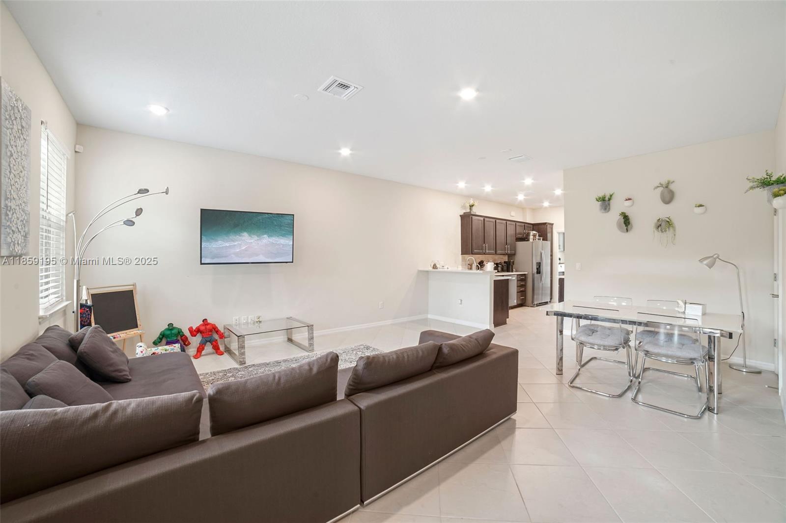 Ver detalles 4154 3 / 3 1421 sq. ft. $ 2025-08-14 0 foto