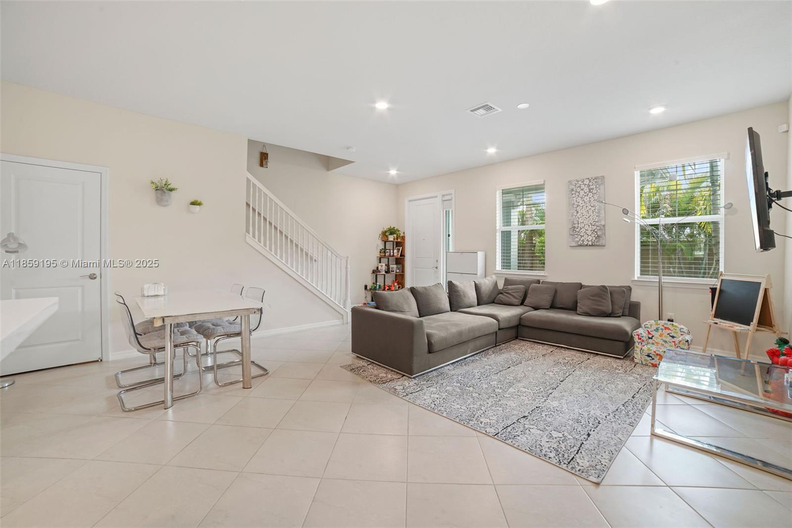 Ver detalles 4154 3 / 3 1421 sq. ft. $ 2025-08-14 0 foto
