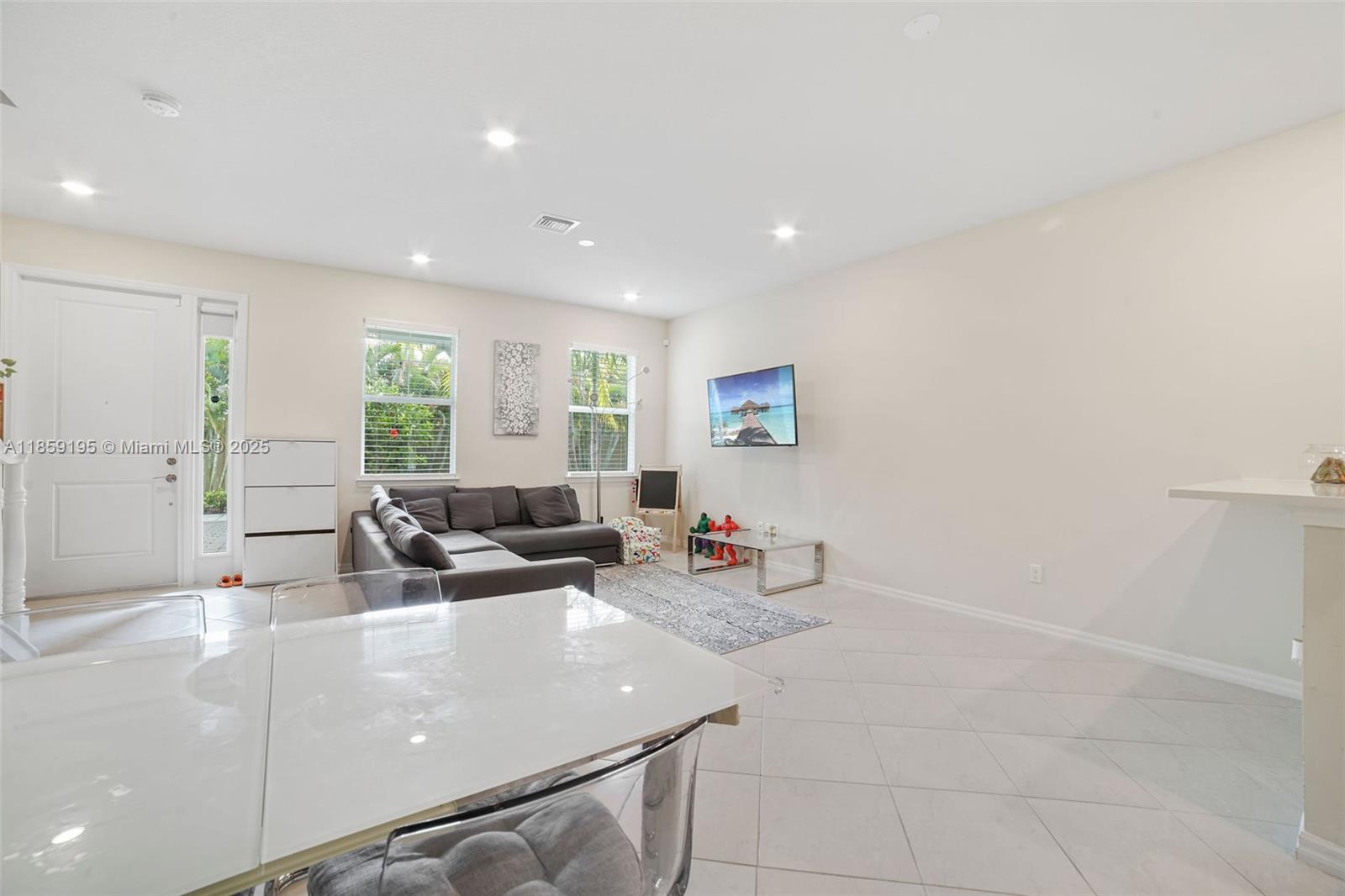 Ver detalles 4154 3 / 3 1421 sq. ft. $ 2025-08-14 0 foto