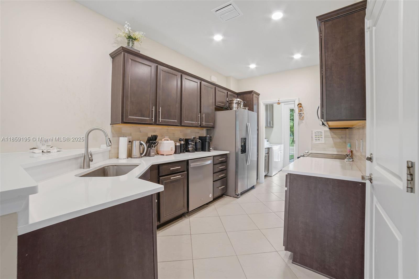 Ver detalles 4154 3 / 3 1421 sq. ft. $ 2025-08-14 0 foto