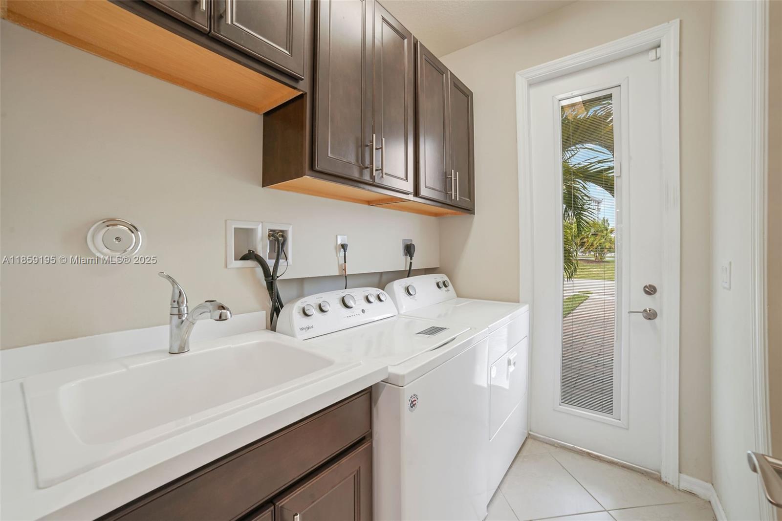 Ver detalles 4154 3 / 3 1421 sq. ft. $ 2025-08-14 0 foto