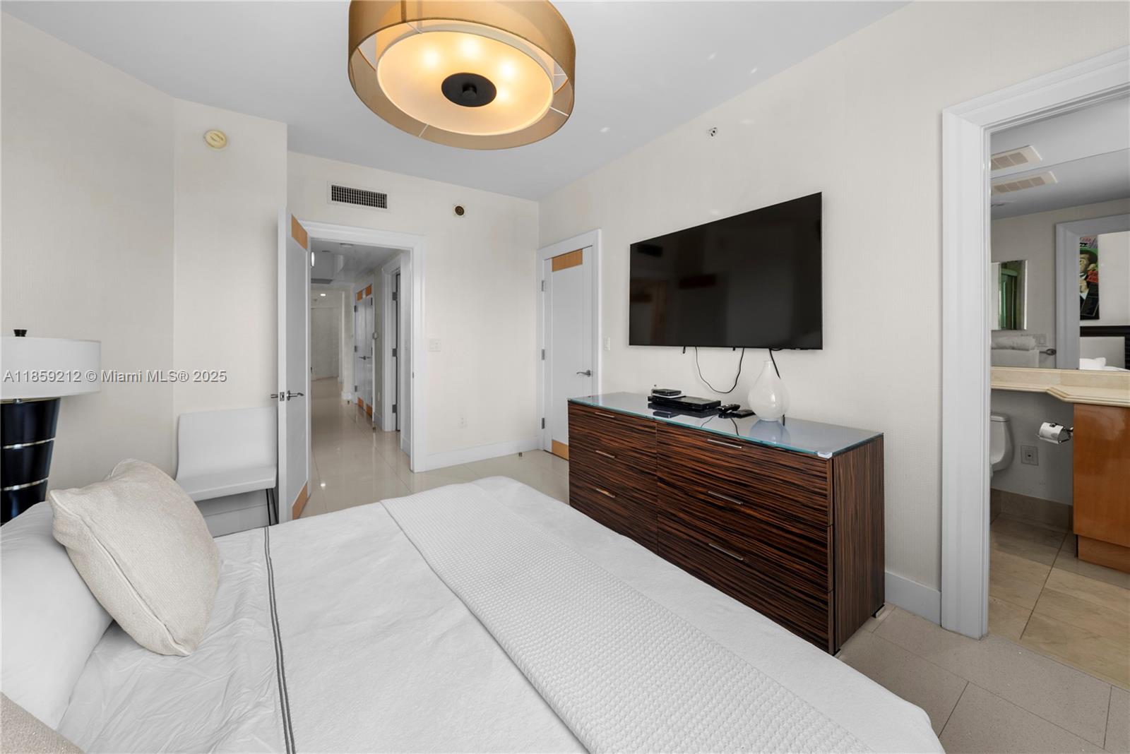 801 4 / 4 2736 sq. ft. $ 2025-08-14 0 foto