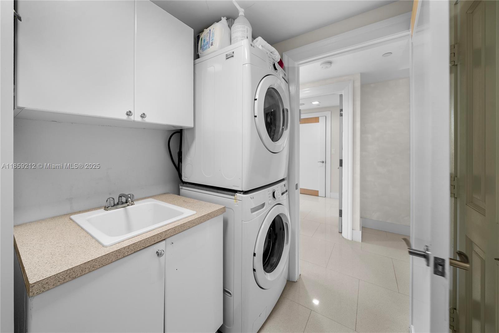 801 4 / 4 2736 sq. ft. $ 2025-08-14 0 foto