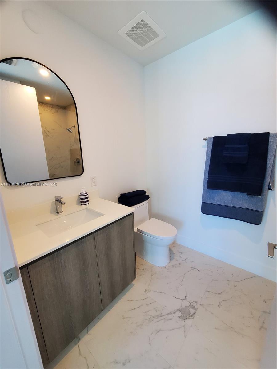 1403 2 / 3  sq. ft. $ 2025-08-15 0 foto