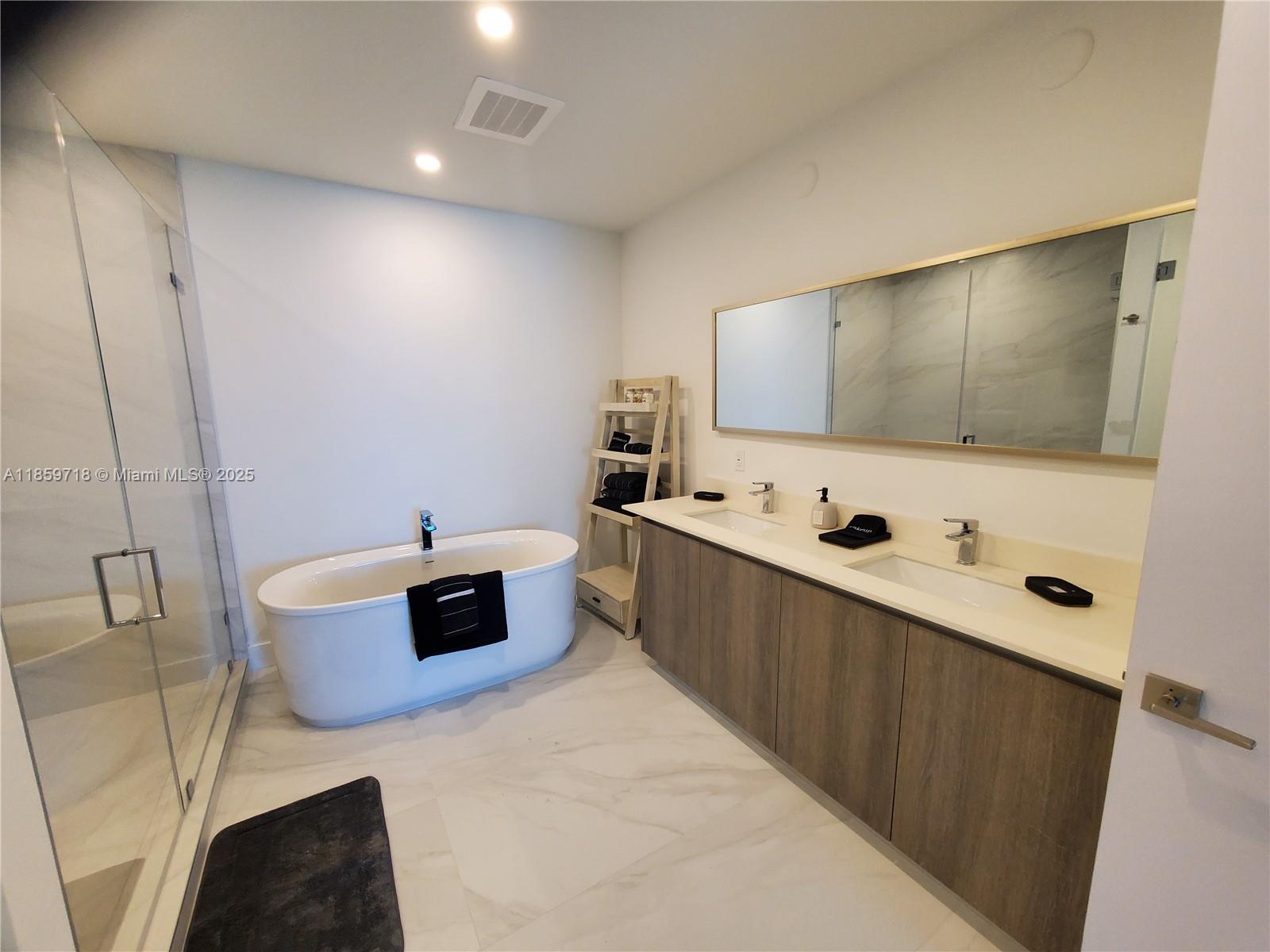 1403 2 / 3  sq. ft. $ 2025-08-15 0 foto