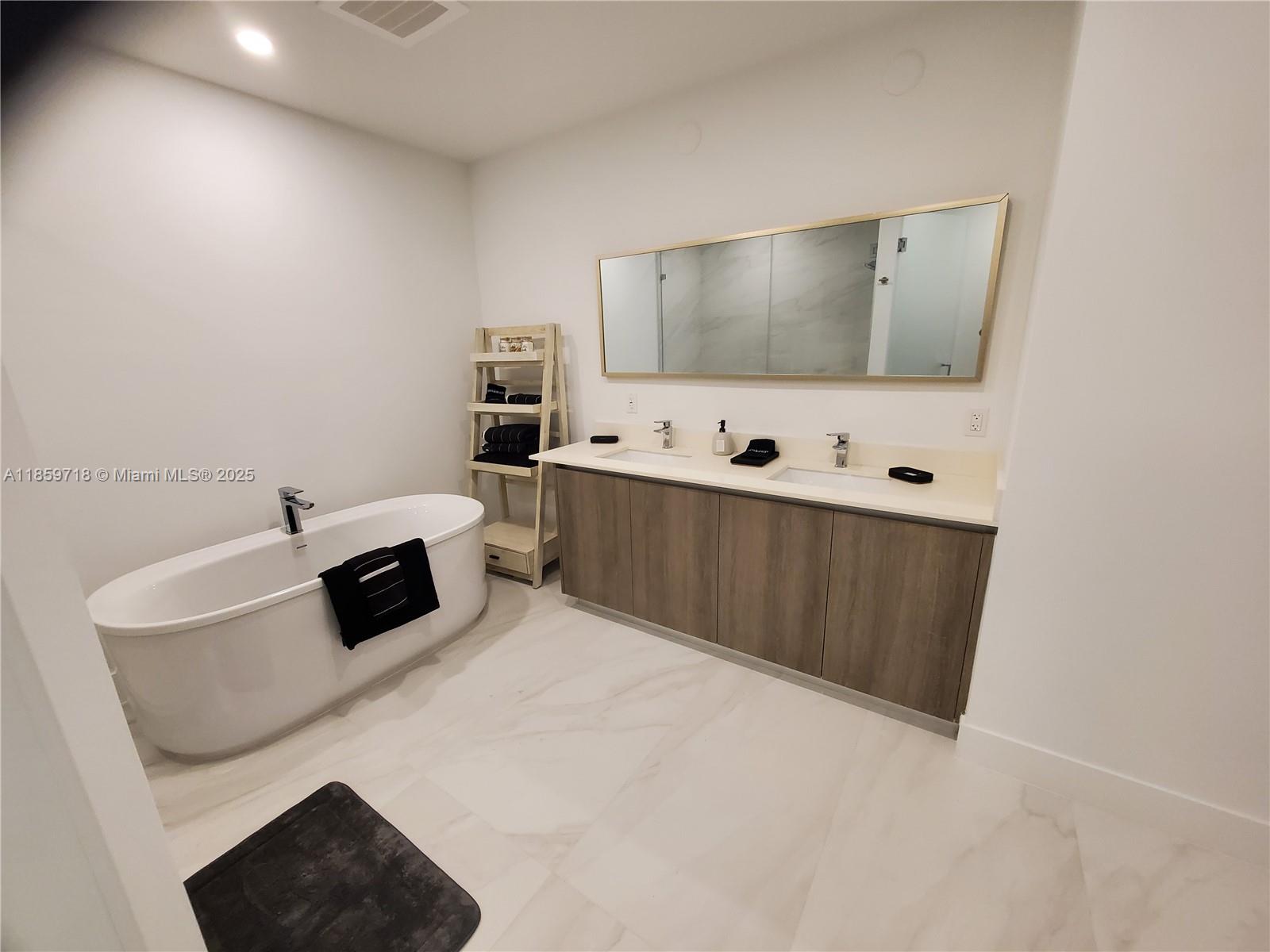 1403 2 / 3  sq. ft. $ 2025-08-15 0 foto