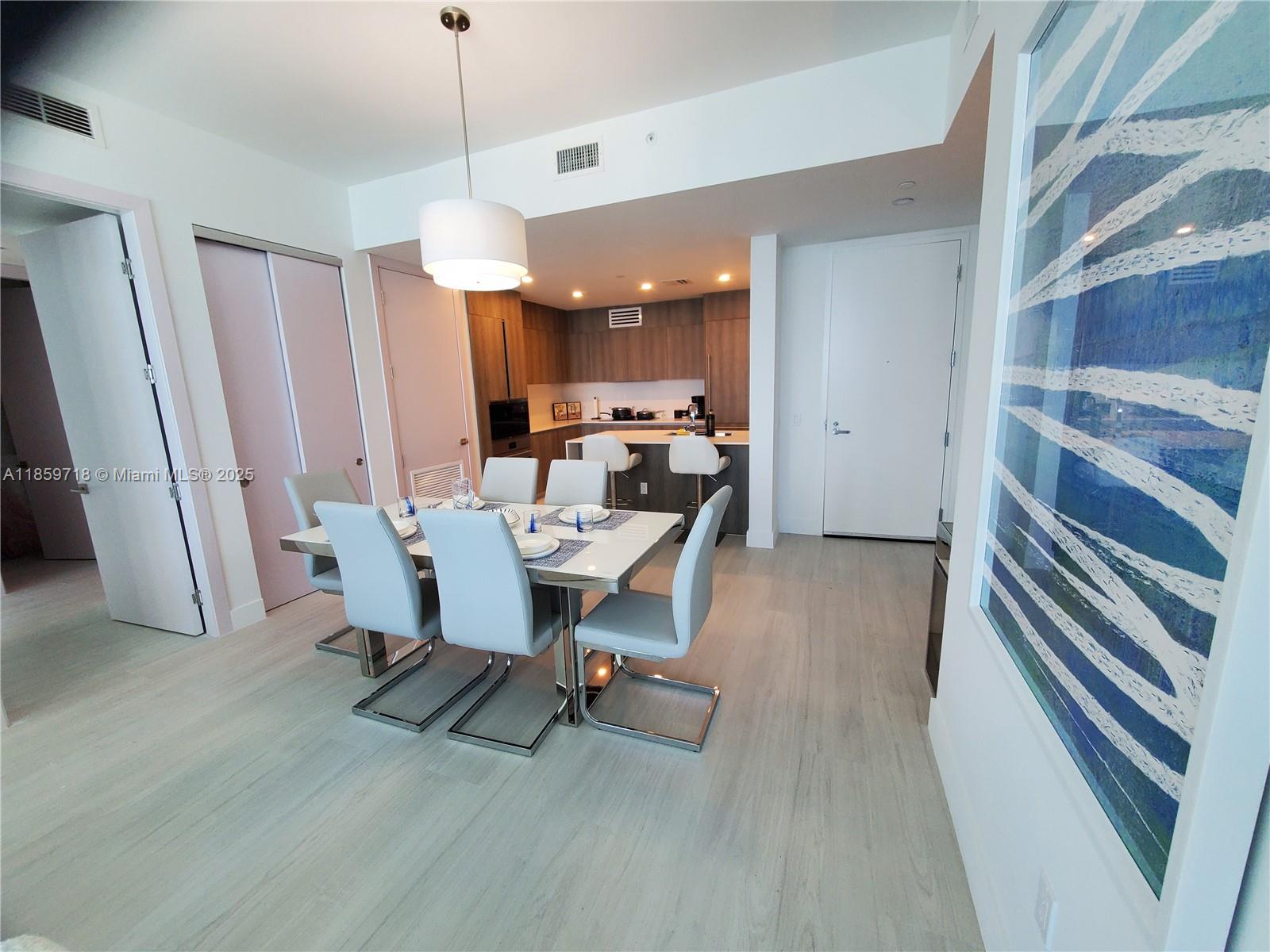 1403 2 / 3  sq. ft. $ 2025-08-15 0 foto