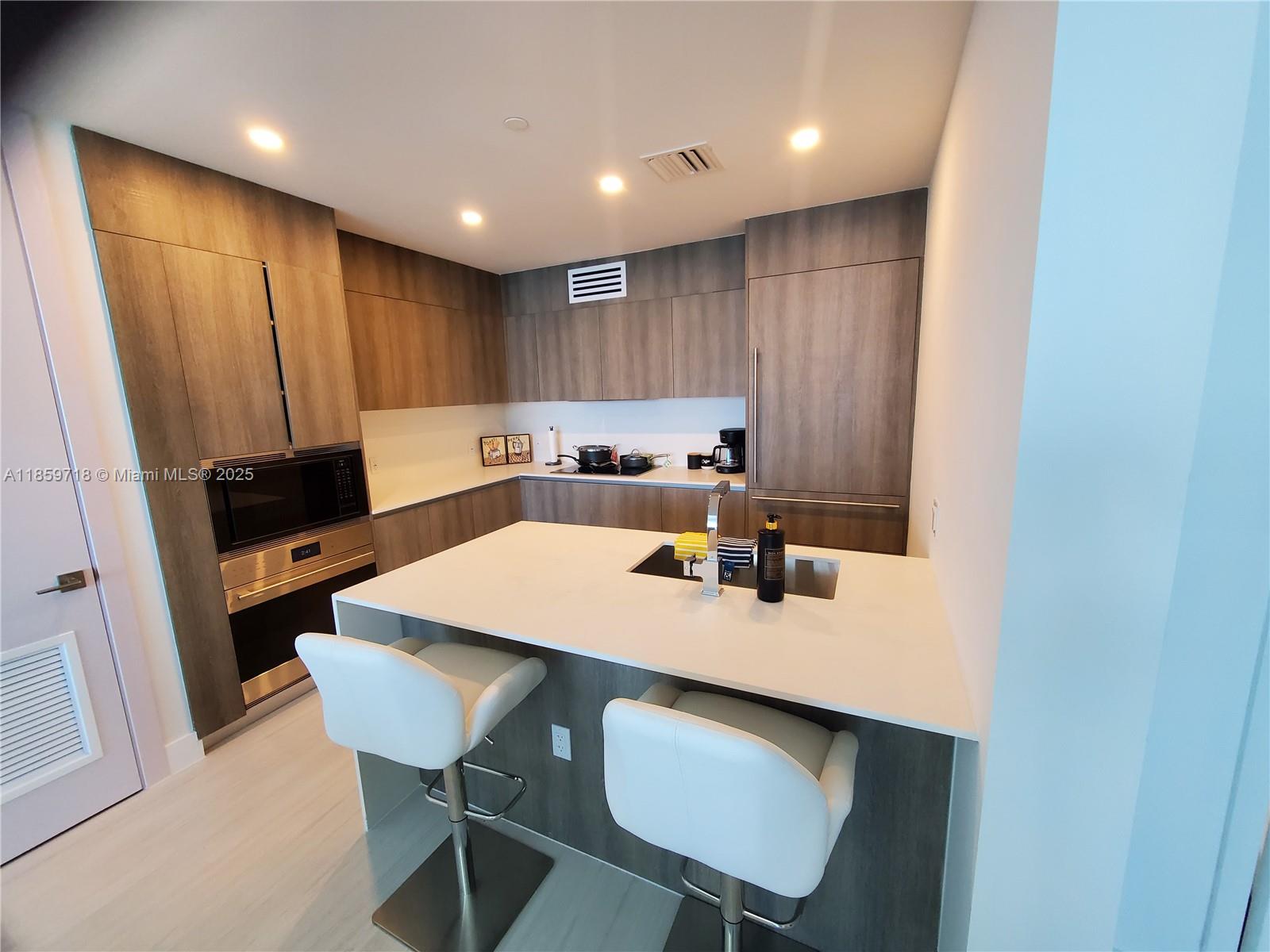 1403 2 / 3  sq. ft. $ 2025-08-15 0 foto