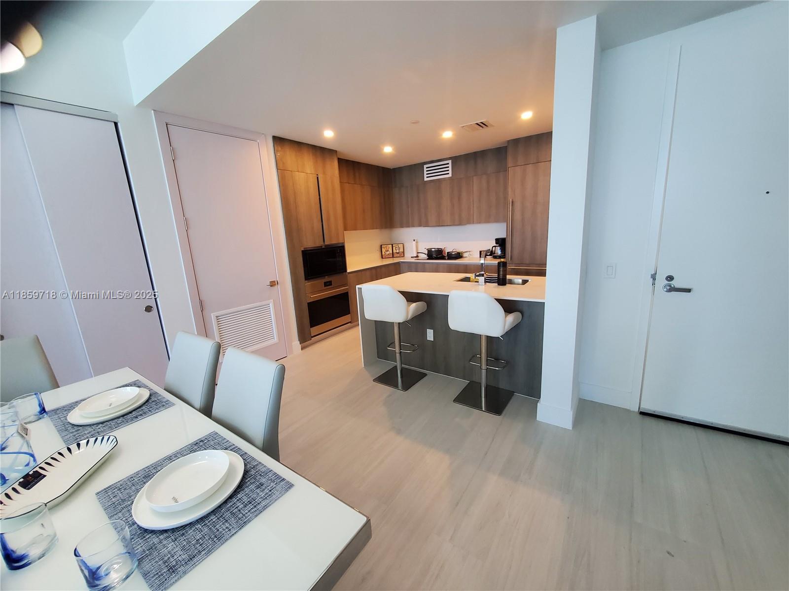 1403 2 / 3  sq. ft. $ 2025-08-15 0 foto