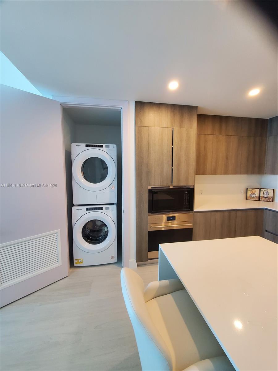 1403 2 / 3  sq. ft. $ 2025-08-15 0 foto