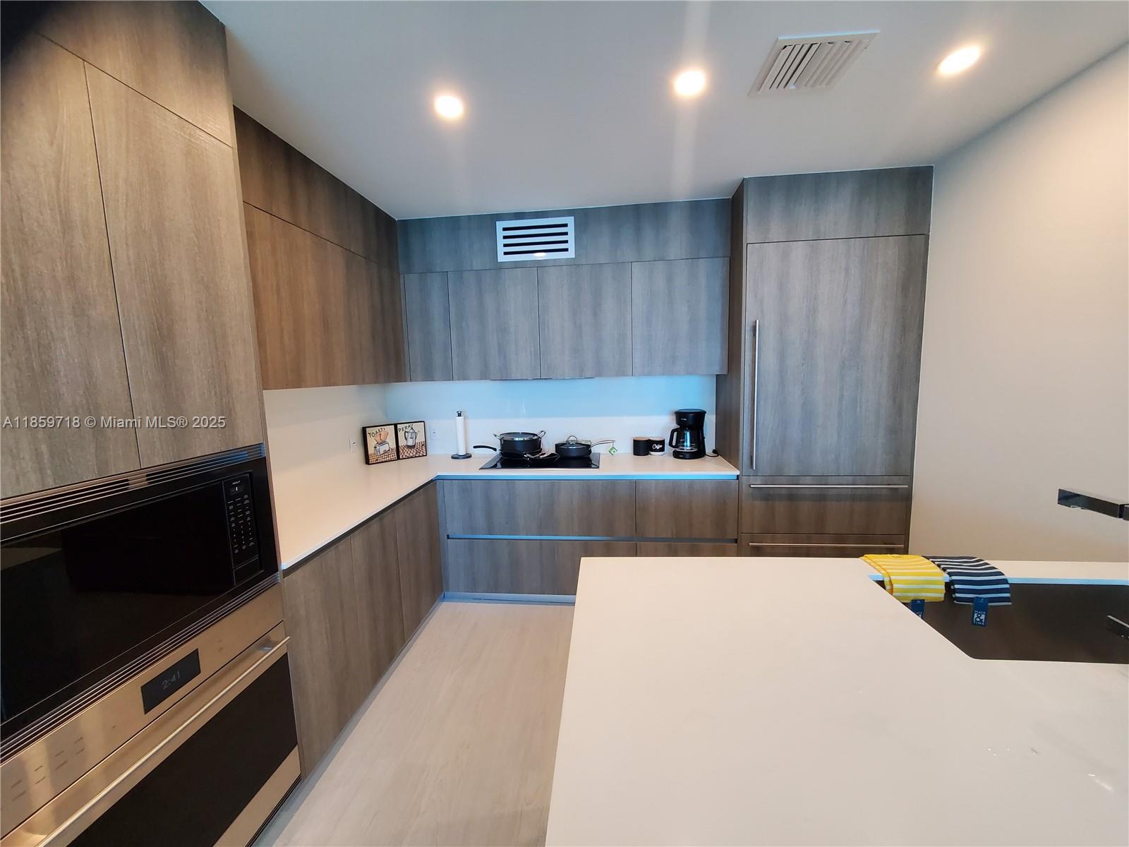 1403 2 / 3  sq. ft. $ 2025-08-15 0 foto