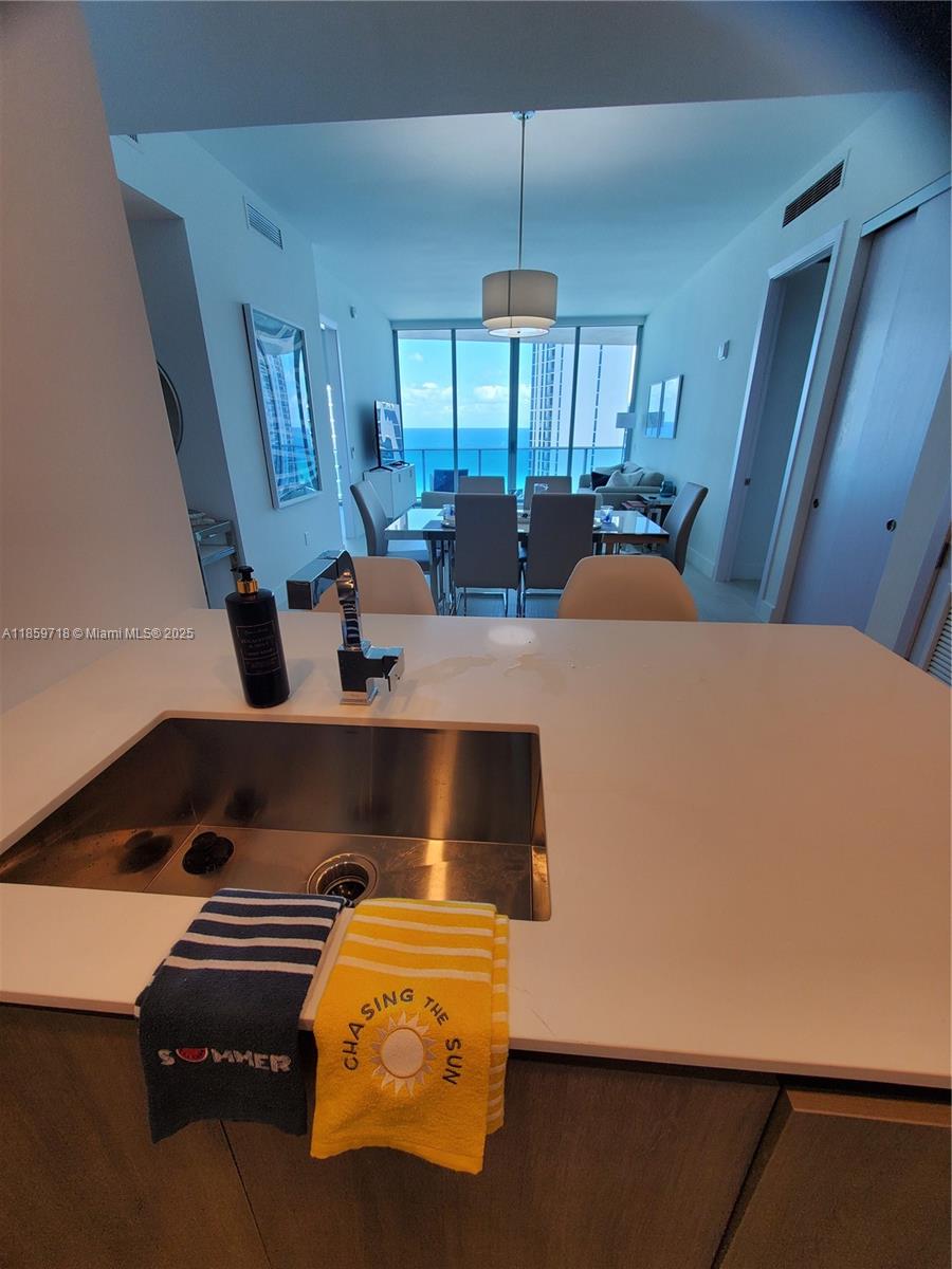 1403 2 / 3  sq. ft. $ 2025-08-15 0 foto