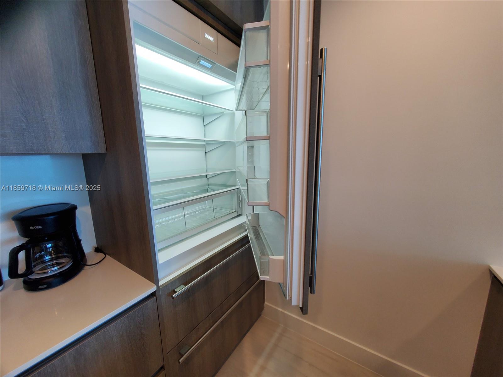 1403 2 / 3  sq. ft. $ 2025-08-15 0 foto