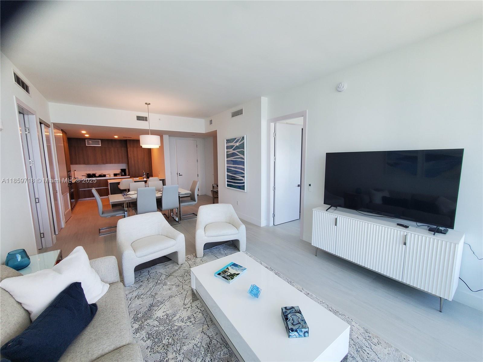 1403 2 / 3  sq. ft. $ 2025-08-15 0 foto