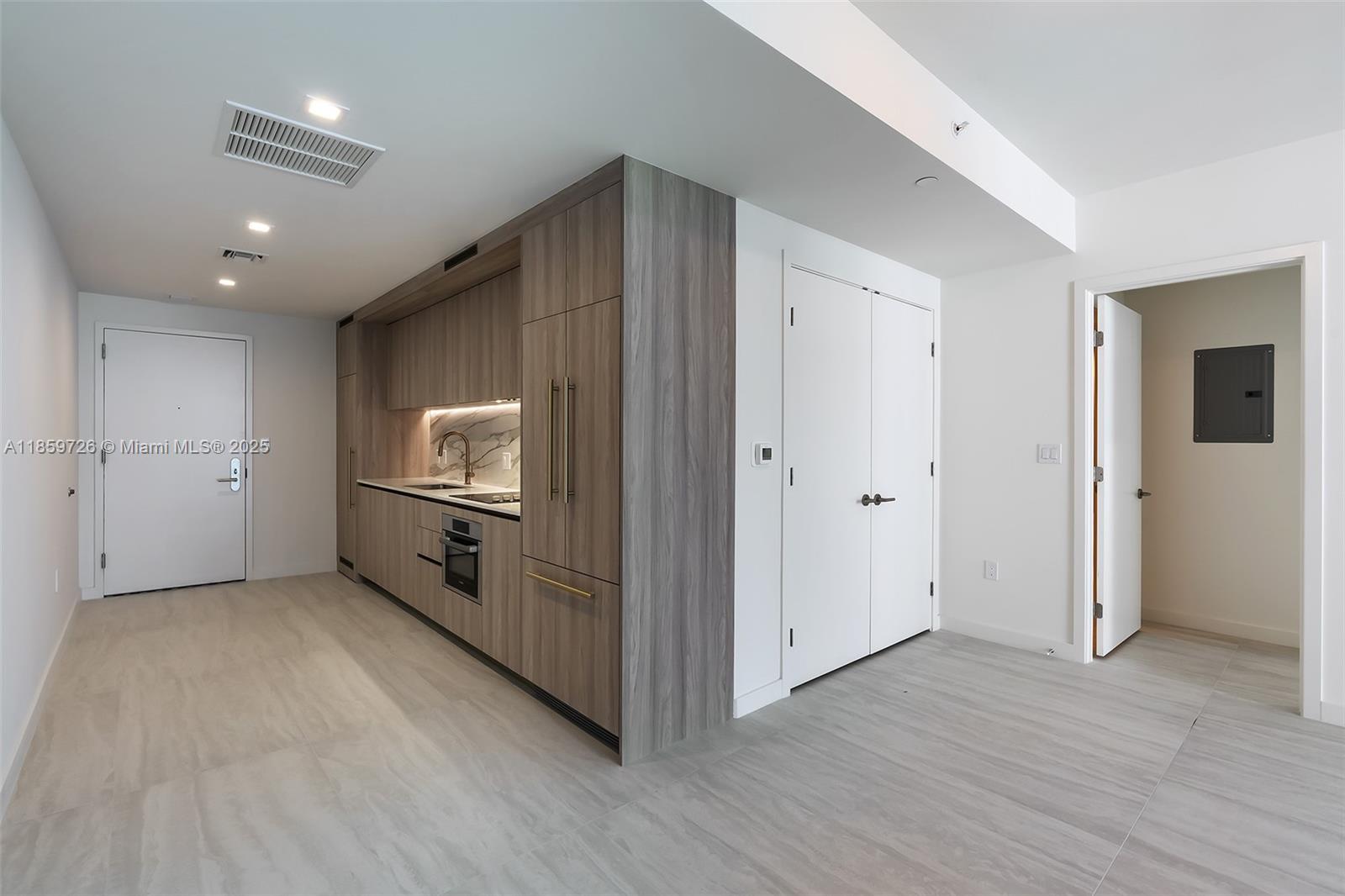 2410 0 / 2  sq. ft. $ 2025-08-15 0 foto